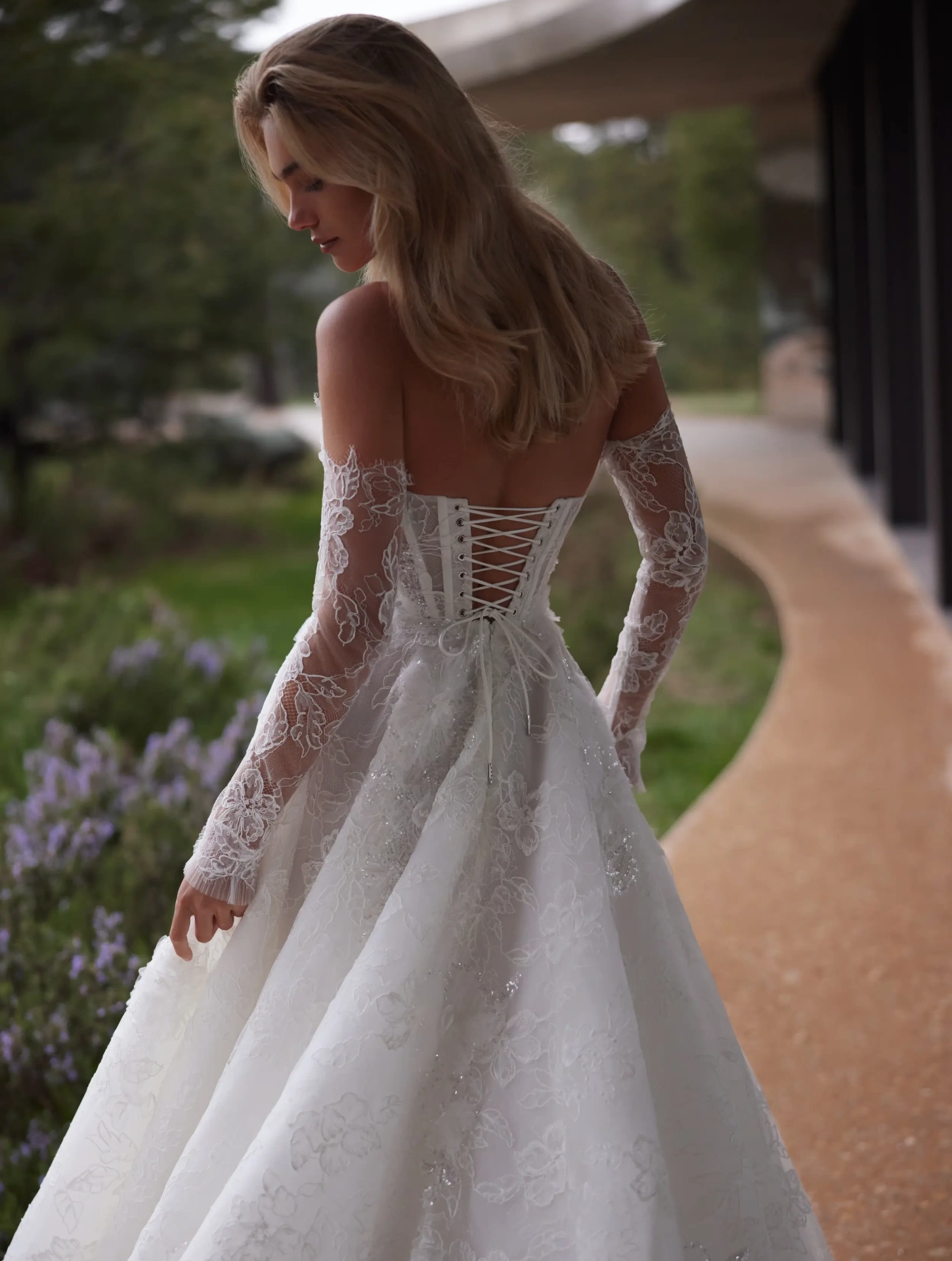 Abito da sposa con maniche lunghe off-shoulder separate in pizzo effetto tattoo, silhouette da principessa con gonna A-line in tulle e pizzo floreale, scollo a cuore, corpino a vita basca con stecche in vista, senza spalline