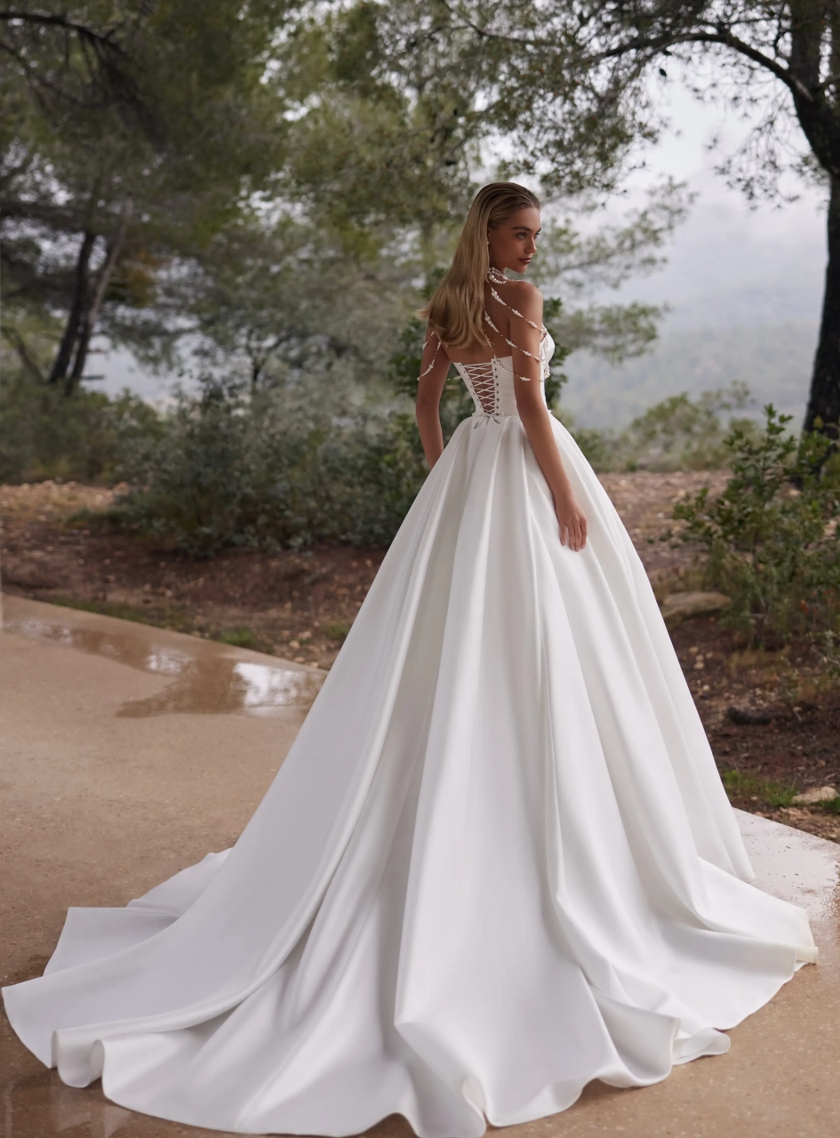 Abito da sposa semplice in mikado con gioielli di perle su collo e spalle, scollo a cuore senza spalline, gonna principesca strutturata ampia A-line
