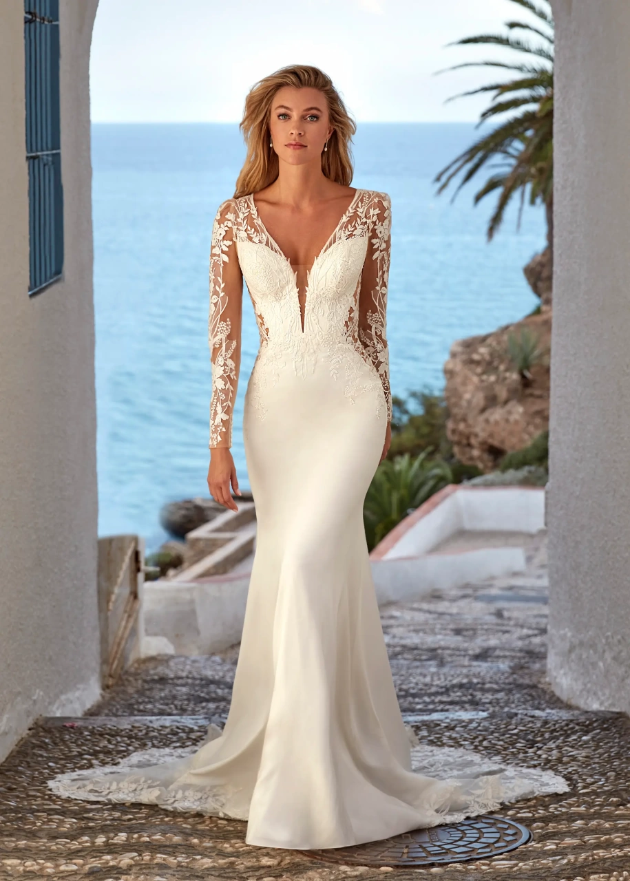 Vestito da sposa maniche lunghe in pizzo effetto tattoo, scollo a V profondo, linea a sirena