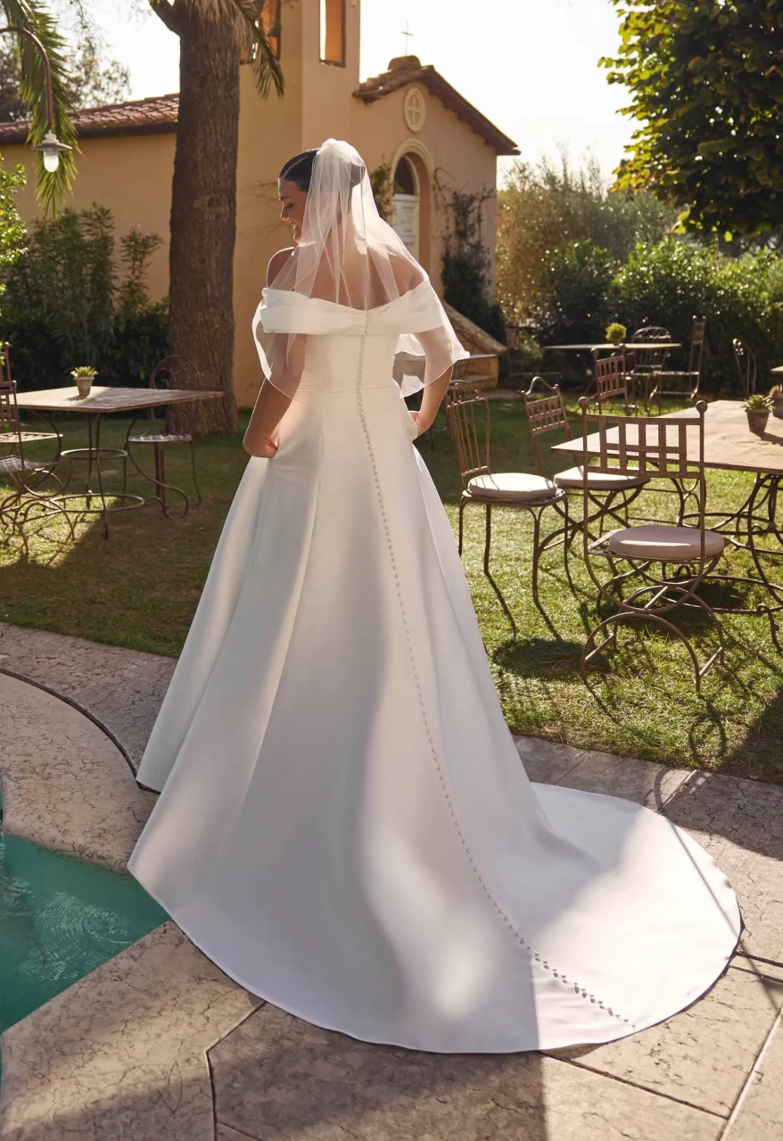 Abito da sposa curvy e taglie forti classico A-line in mikado, scollo drappeggiato off-shoulder