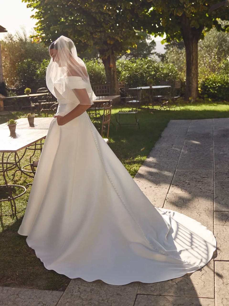 Abito da sposa curvy e taglie forti classico A-line in mikado, scollo drappeggiato off-shoulder