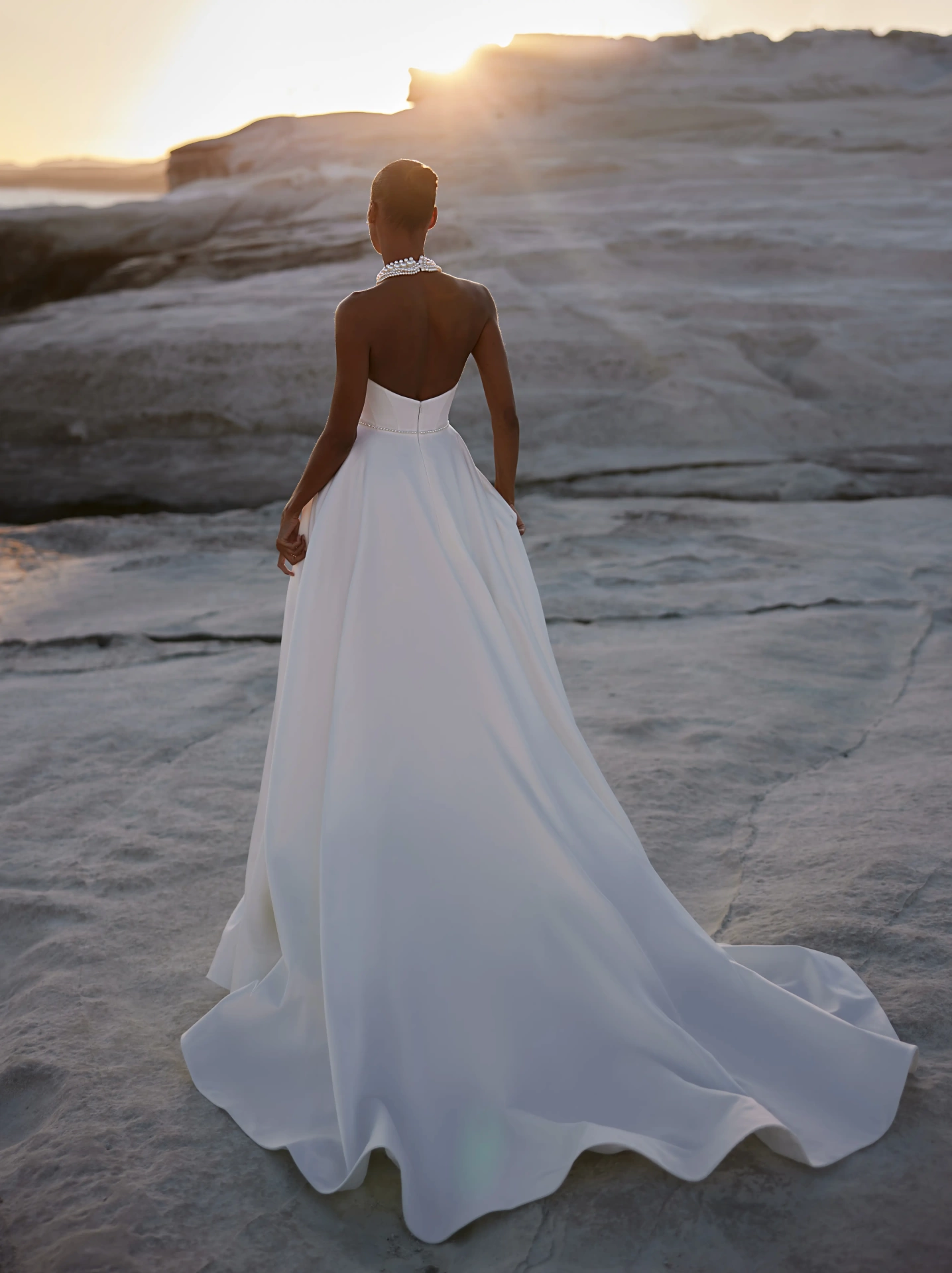 Vestito da sposa elegante e raffinato semplice in mikado con scollo all'americana, dettagli gioiello di perle su collo e cintura, schiena scoperta, gonna scivolata A-line con elegante spacco a portafoglio