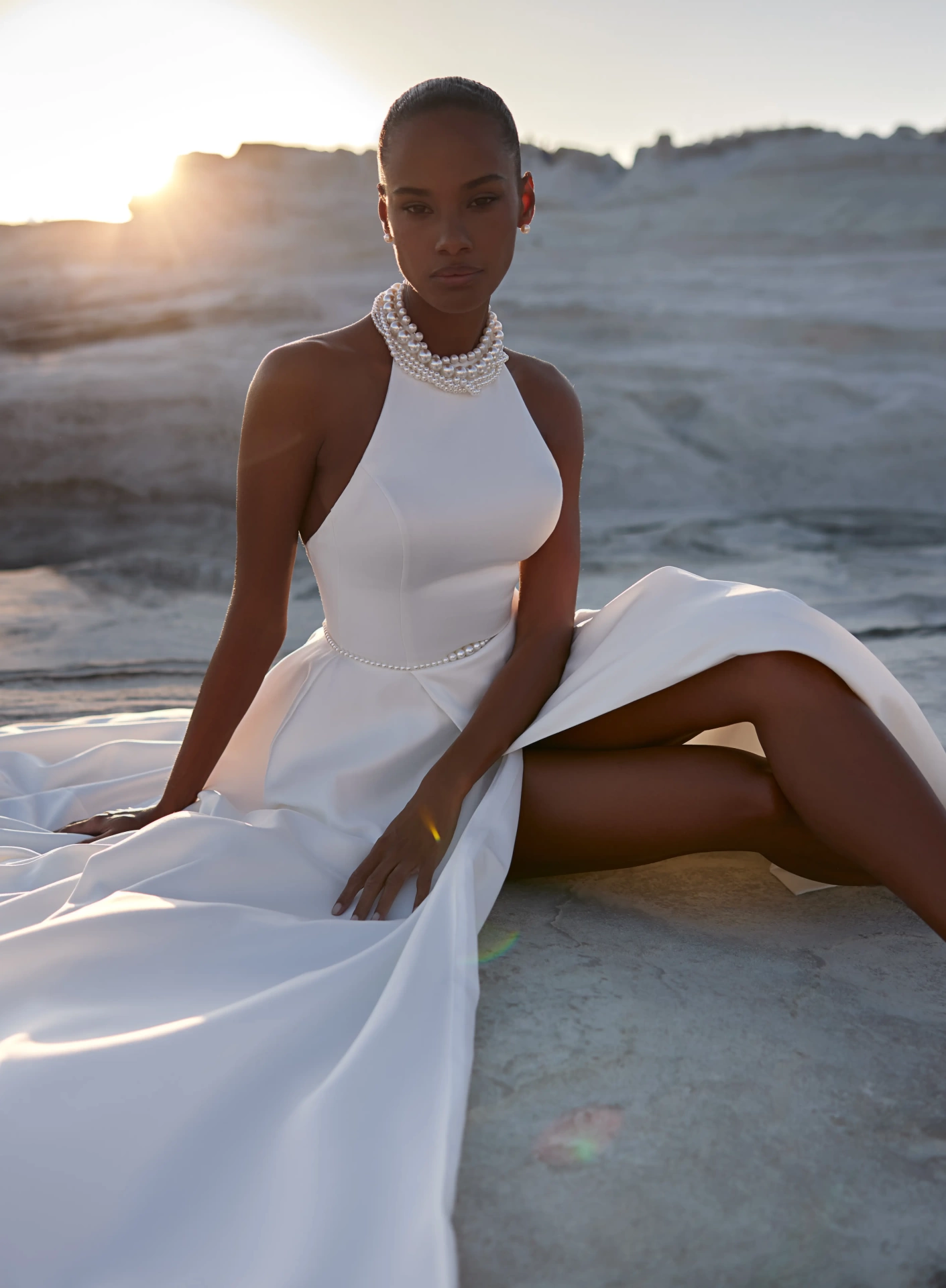 Vestito da sposa elegante e raffinato semplice in mikado con scollo all'americana, dettagli gioiello di perle su collo e cintura, schiena scoperta, gonna scivolata A-line con elegante spacco a portafoglio