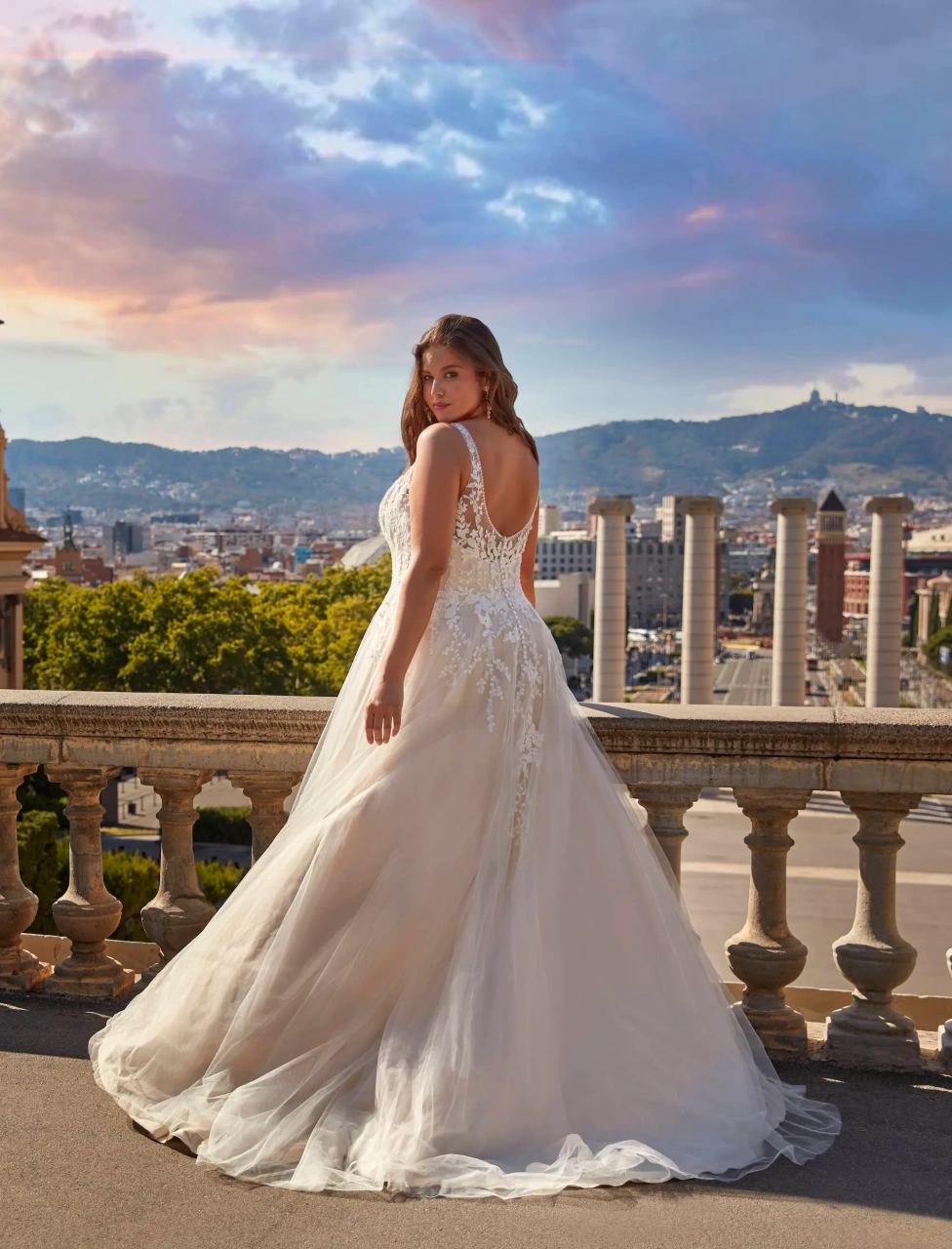Vestito da sposa curvy e taglie forti in tulle da principessa, scollo a cuore, spalline in pizzo effetto tattoo, schiena scoperta, gonna ampia A-line in tulle con applicazioni di pizzo floreale | Lo Specchio Atelier Vestiti da Sposa a Verona