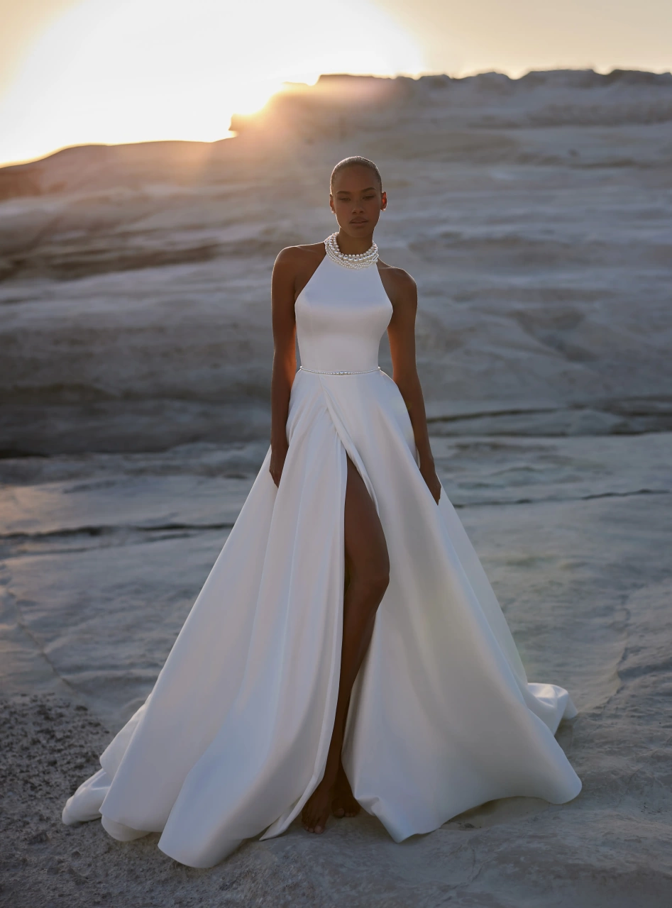 Vestito da sposa elegante e raffinato semplice in mikado con scollo all'americana, dettagli gioiello di perle su collo e cintura, schiena scoperta, gonna scivolata A-line con elegante spacco a portafoglio