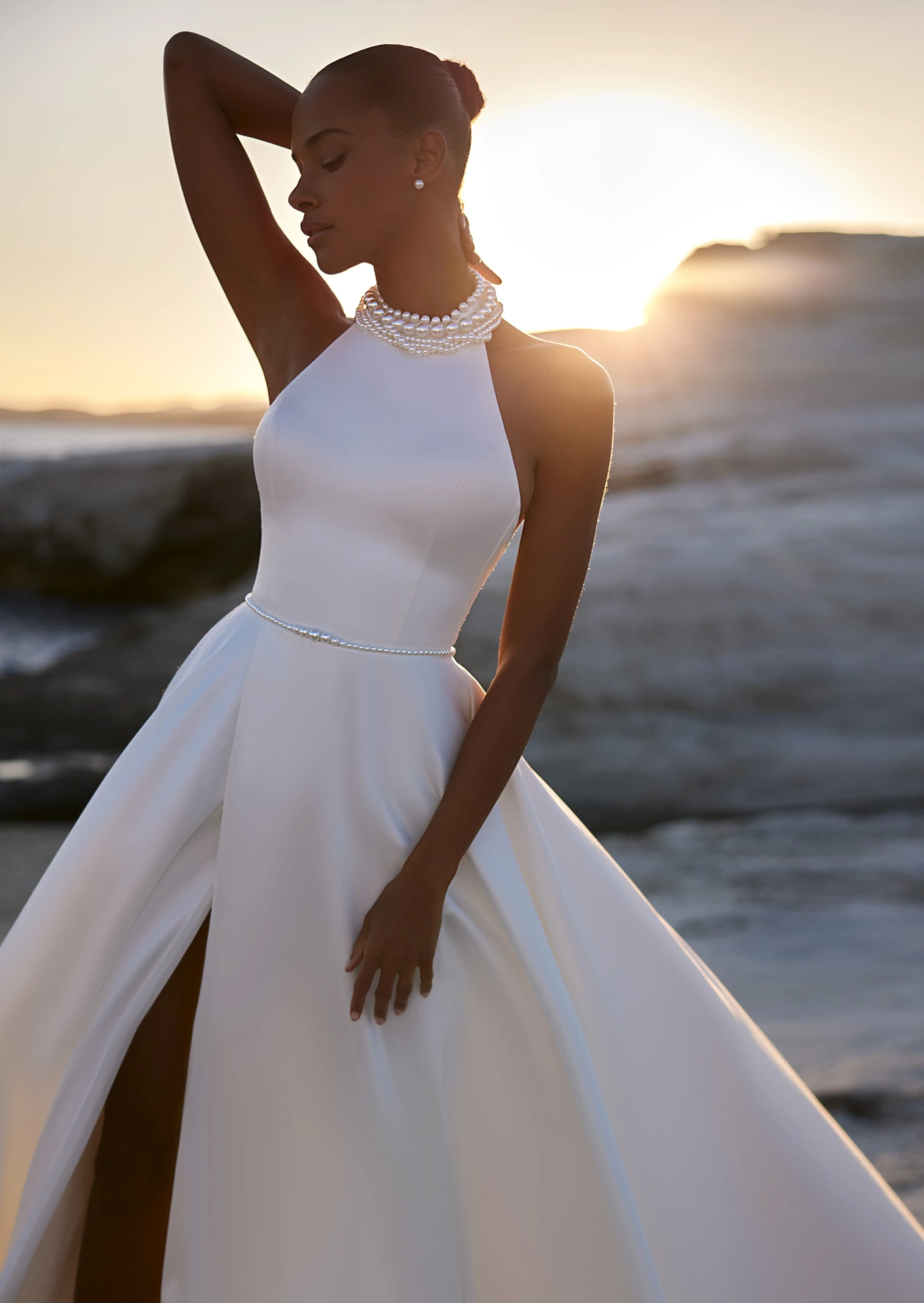 Vestito da sposa elegante e raffinato semplice in mikado con scollo all'americana, dettagli gioiello di perle su collo e cintura, schiena scoperta, gonna scivolata A-line con elegante spacco a portafoglio