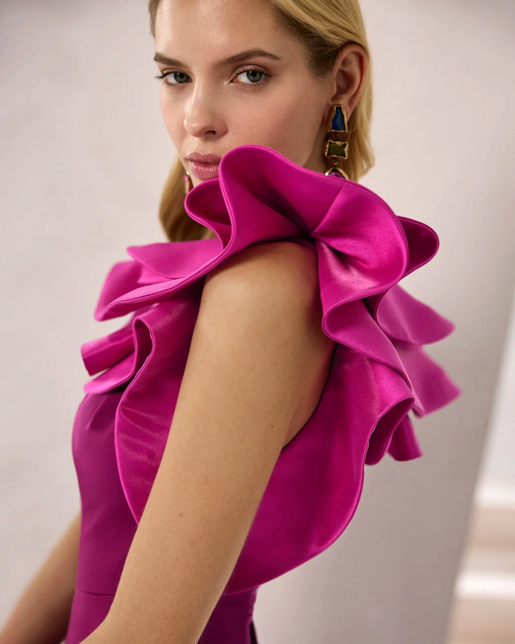 Vestito da cerimonia elegante lungo a sirena color ciclamino, strascico asimmetrico, corpino monospalla con applicazione voluminosa 3D sulla spalla - Lo Specchio Atelier Abiti da Cerimonia a Verona