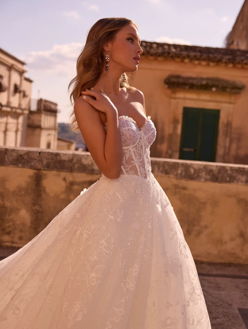 Abito da sposa boho romantico in pizzo con maniche lunghe particolare a balze di tulle, corsetto in pizzo effetto tattoo con stecche a vista, gonna A-line in tulle e pizzo | Lo Specchio Atelier Abiti da Sposa a Verona