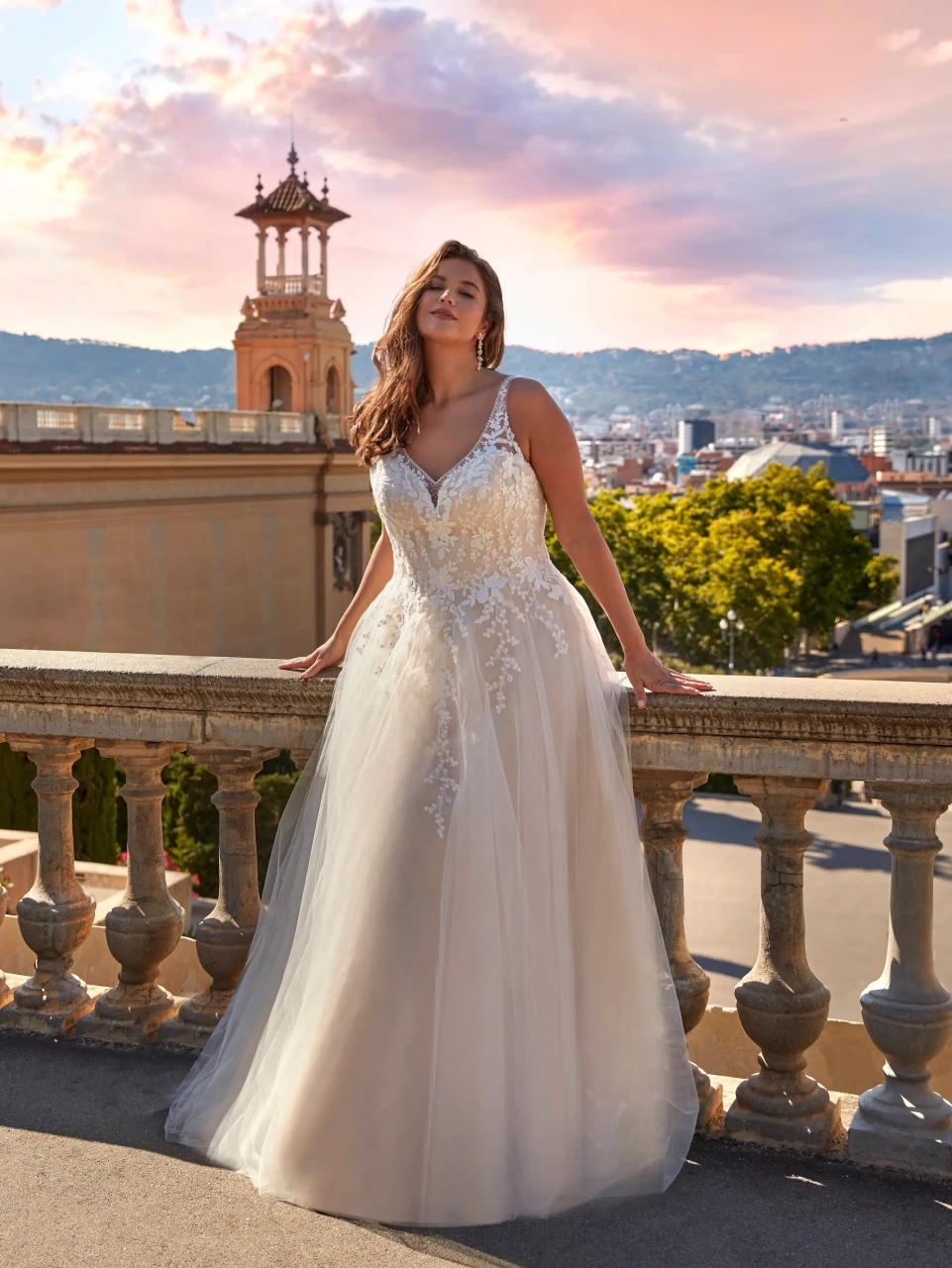 Vestito da sposa curvy e taglie forti in tulle da principessa, scollo a cuore, spalline in pizzo effetto tattoo, schiena scoperta, gonna ampia A-line in tulle con applicazioni di pizzo floreale | Lo Specchio Atelier Vestiti da Sposa a Verona