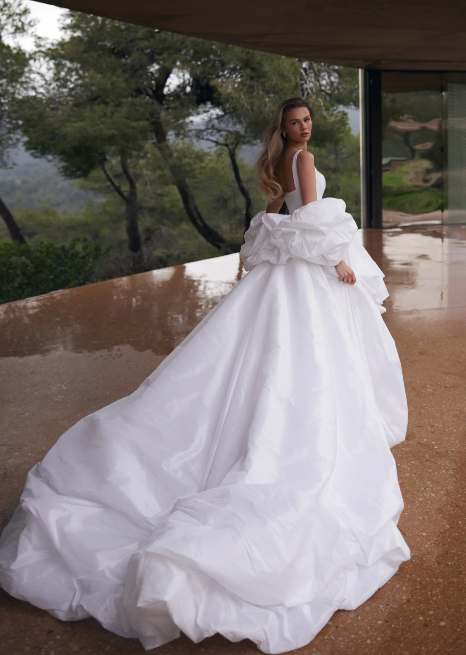 Abito da sposa corto asimmetrico semplice con scollo squadrato maniche staccabili balloon, gonna a palloncino con strascico lungo voluminoso