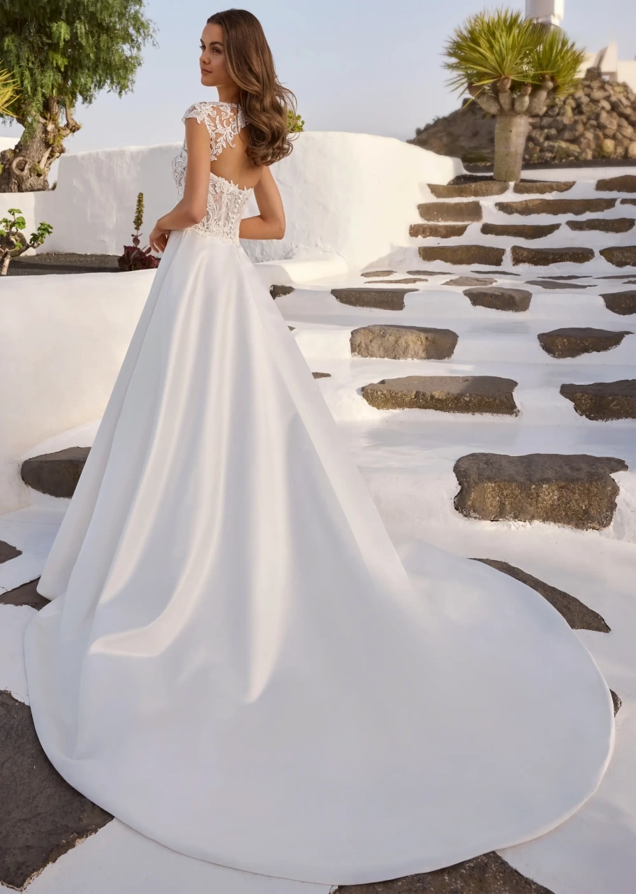 Abito da sposa classico A-line con maniche corte e bustino in pizzo effetto tattoo, scollo a cuore, gonna ampia liscia in mikado