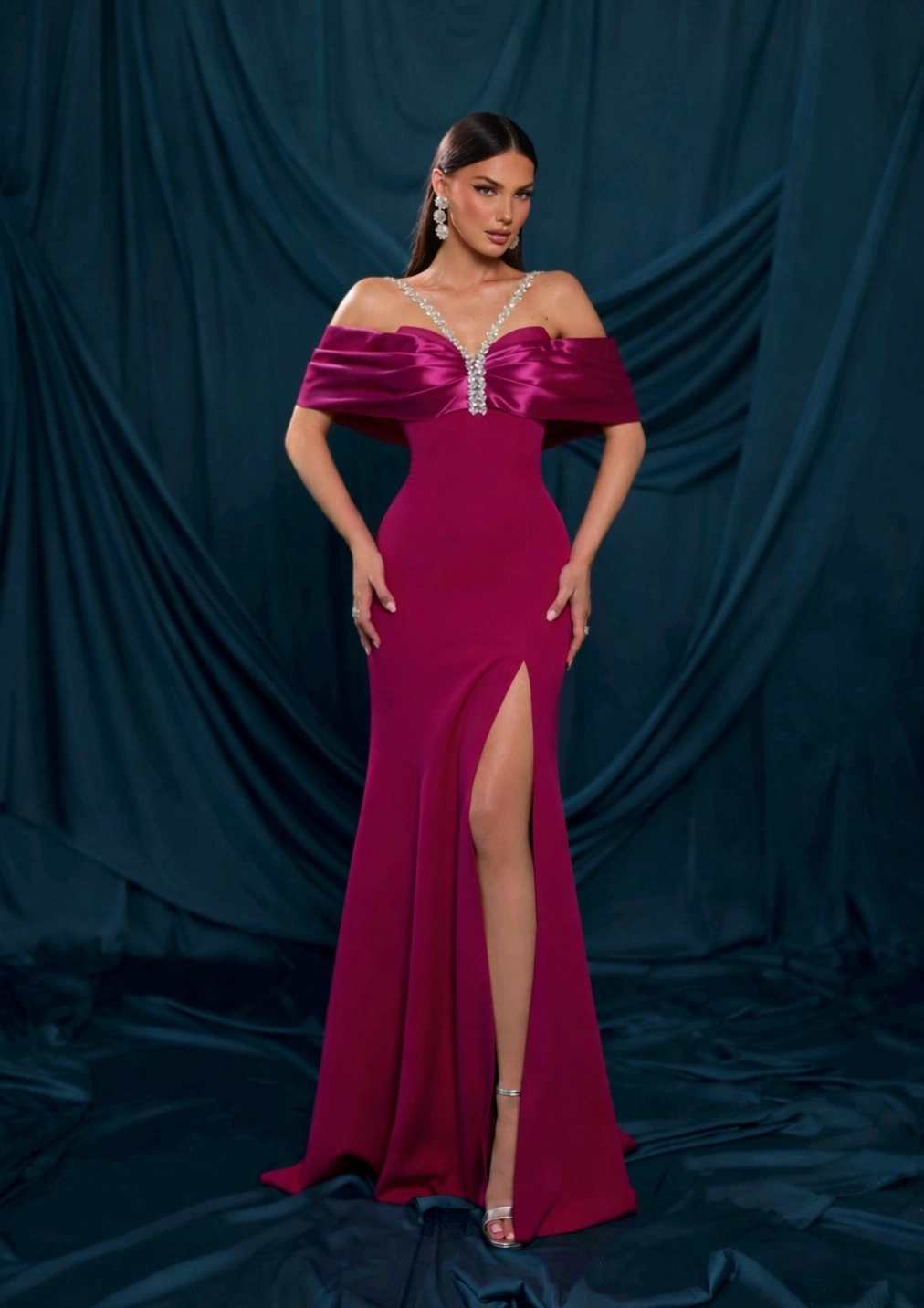 Abito da cerimonia a sirena lungo in un elegante color ciclamino, scollo off-shoulder con fascia in raso e dettaglio di spalline gioiello, gonna opaca con profondo spacco sulla gamba sinistra - Lo Specchio Atelier Abiti da Cerimonia a Verona