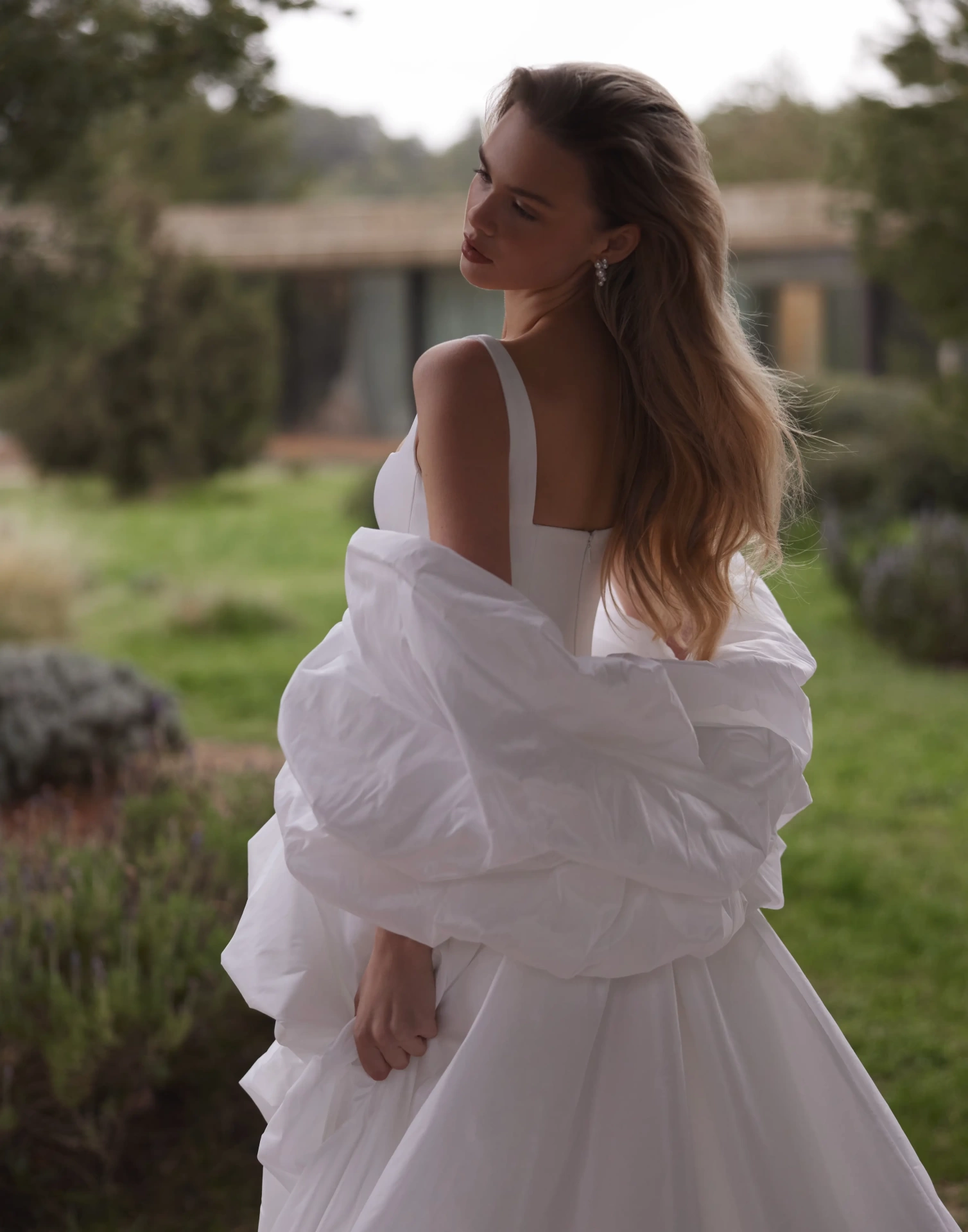 Abito da sposa corto asimmetrico semplice con scollo squadrato maniche staccabili balloon, gonna a palloncino con strascico lungo voluminoso