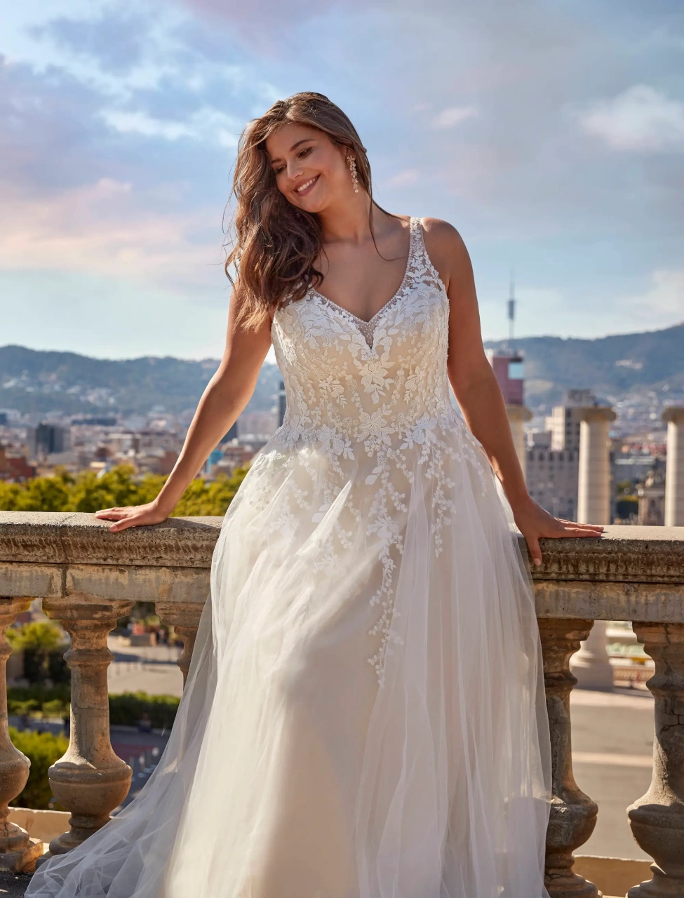 Vestito da sposa curvy e taglie forti in tulle da principessa, scollo a cuore, spalline in pizzo effetto tattoo, schiena scoperta, gonna ampia A-line in tulle con applicazioni di pizzo floreale | Lo Specchio Atelier Vestiti da Sposa a Verona