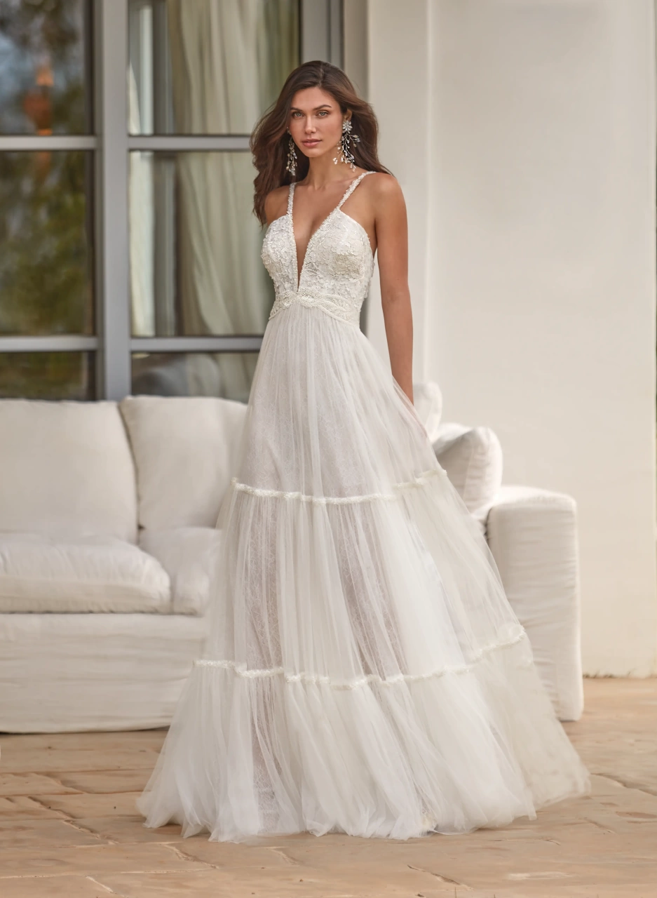 Abito da sposa romantico stile boho in pizzo e tulle, profondo scollo a V con spalline sottili, gonna a balze A-line scivolata leggera semi trasparente