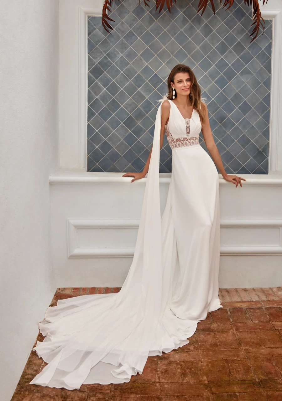 Abito da sposa scivolato classico con scollo a V profondo drappeggiato e cintura in pizzo geometrico effetto tattoo, strascico staccabile di due mantelle in chiffon che si attaccano alle spalline con un dettaglio di piume