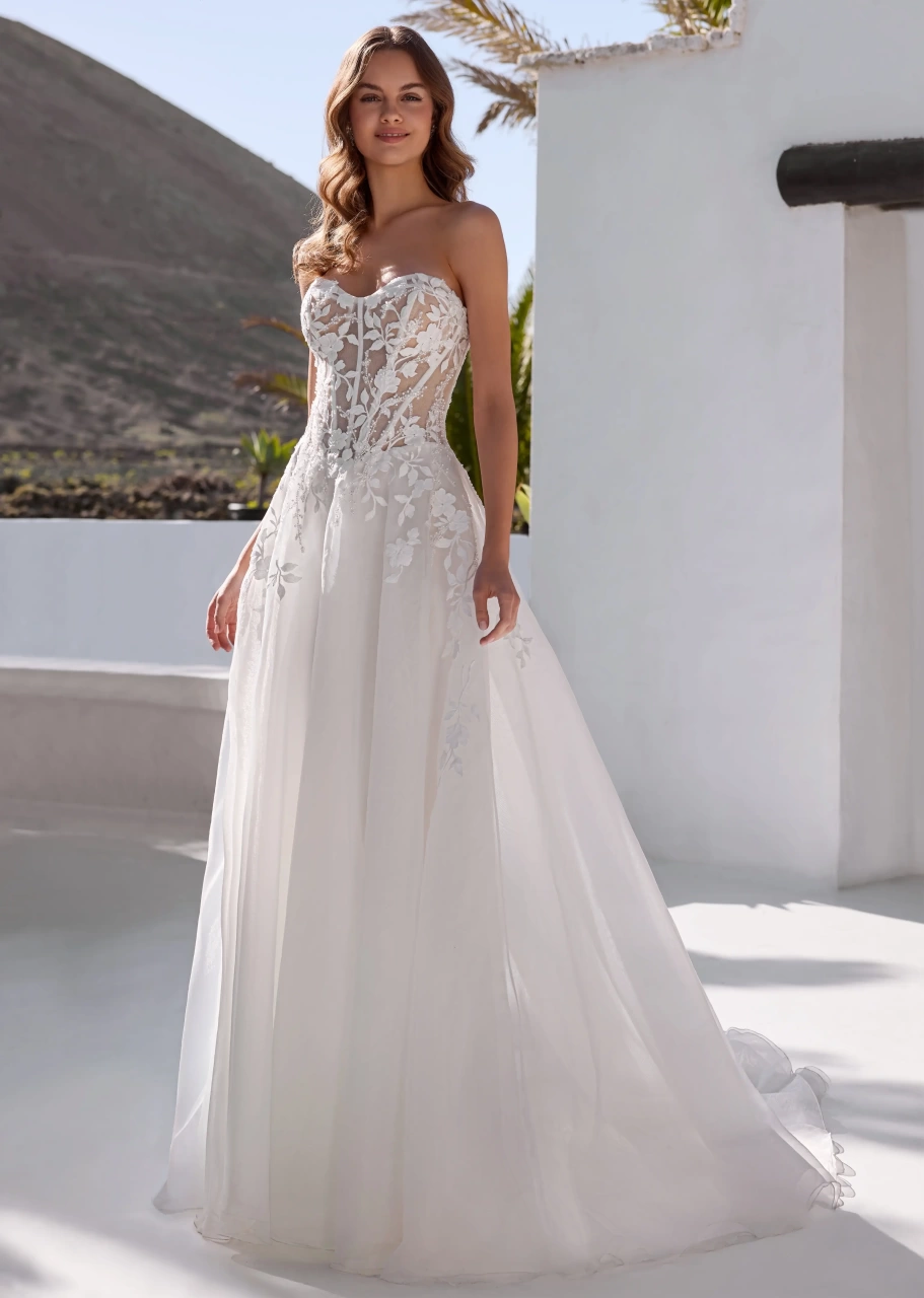 Abito da sposa scivolato romantico con corpino in pizzo floreale effetto tattoo con scollo a cuore strapless e gonna A-line in tulle