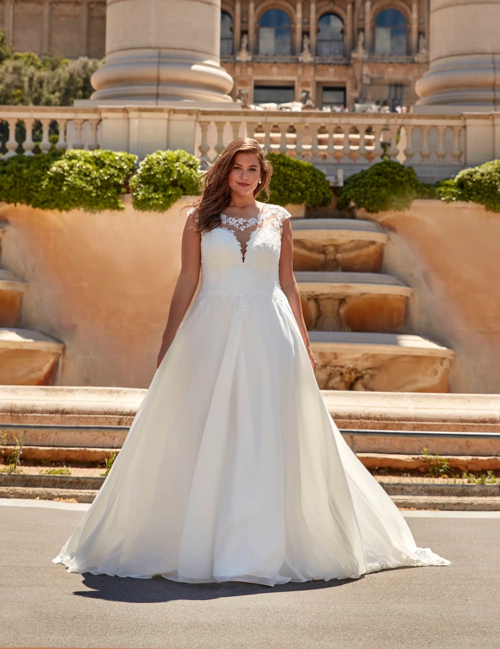 Abito da sposa curvy e taglie forti con maniche corte e schiena scoperta in pizzo effetto tattoo, scollo a cuore con pizzo effetto tattoo, gonna A-line in tulle con applicazioni in pizzo sullo strascico