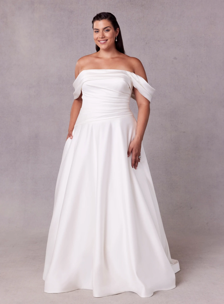 Vestito da sposa curvy e taglie forti classico semplice raffinato in mikado, gonna A-line, scollo dritto off-shoulder e corpino drappeggiato