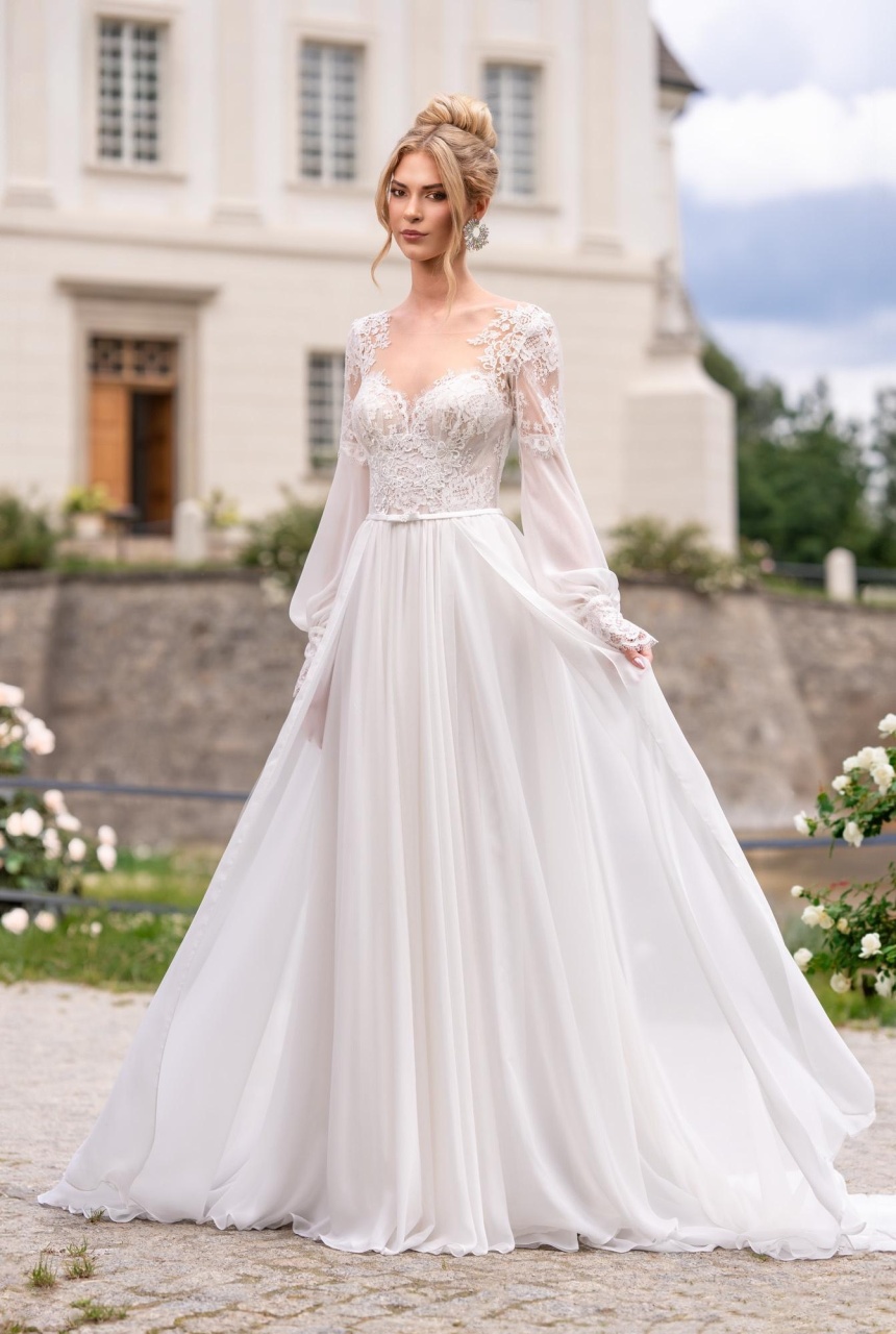 Abito da sposa romantico con maniche lunghe a palloncino in organza e pizzo, schiena scoperta con pizzo effetto tattoo, scollo a cuore, gonna scivolata morbida in organza drappeggiata